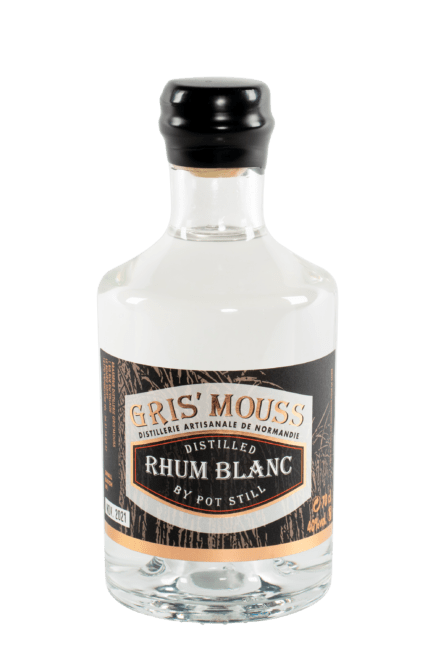 Bouteille de rhum blanc français de la distillerie Gris Mouss